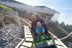 vader en zoon geniet het rijden Aan alpine kustvaarder foto