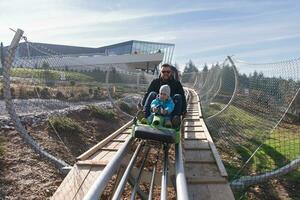 vader en zoon geniet het rijden Aan alpine kustvaarder foto