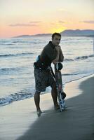 portret van een jong kitsurfen Mens Bij strand Aan zonsondergang foto