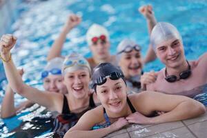 gelukkig tiener groep Bij zwemmen zwembad foto