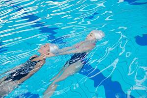 helpen en redden Aan zwemmen zwembad foto