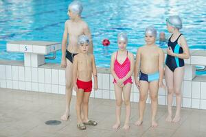 kindergroep bij zwembad foto