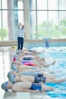 kindergroep bij zwembad foto