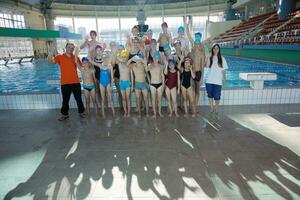 groep gelukkige kinderen bij zwembad foto