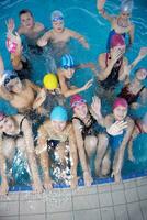 groep gelukkige kinderen bij zwembad foto