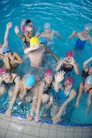 groep gelukkige kinderen bij zwembad foto