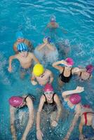 groep gelukkige kinderen bij zwembad foto