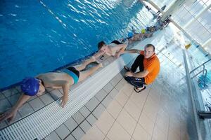 gelukkig kinderen Bij zwemmen zwembad foto