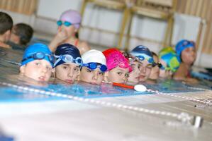 .kinderen in serie bij zwembad foto