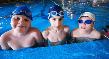 .kinderen in serie bij zwembad foto