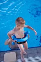 kind op zwempoep foto