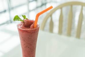 smoothie met gemengde bessen in café foto