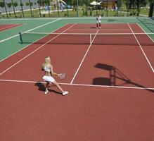 jonge vrouw speelt tennisspel buiten foto