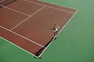 jonge vrouw speelt tennis foto