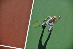 jonge vrouw speelt tennis foto