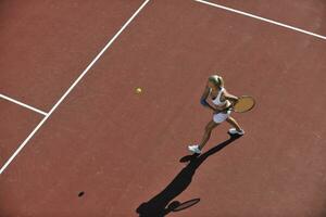 jonge vrouw speelt tennis foto