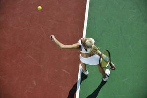 jonge vrouw speelt tennis foto