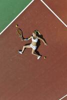 jonge vrouw tennissen buiten foto