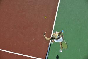 jonge vrouw tennissen buiten foto