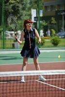 jonge vrouw speelt tennisspel buiten foto