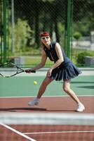 jonge vrouw speelt tennisspel buiten foto