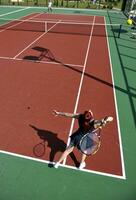 jonge vrouw speelt tennisspel buiten foto