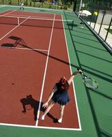 jonge vrouw speelt tennisspel buiten foto