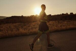 triatlonatleet die op ochtendtraining loopt foto