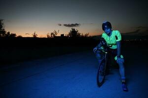triatlon atleet portret terwijl resting Aan fiets opleiding foto