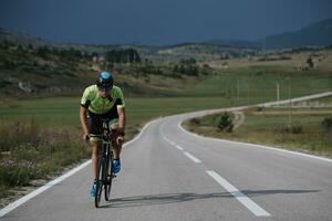 triatlon atleet op de fiets foto