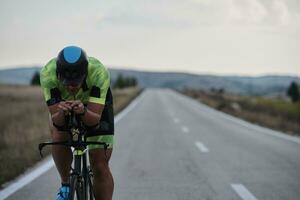 triatlon atleet op de fiets foto