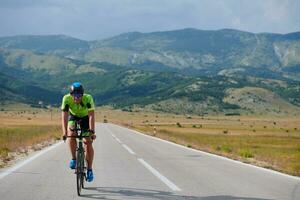 triatlon atleet op de fiets foto