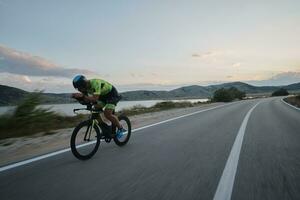 triatlon atleet op de fiets foto