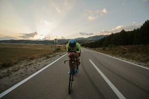 triatlon atleet op de fiets foto