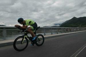 triatlon atleet fietsen op ochtendtraining foto