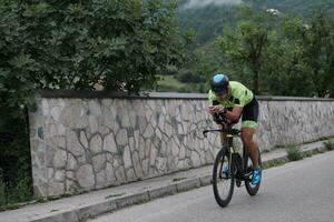 triatlon atleet fietsen op ochtendtraining foto