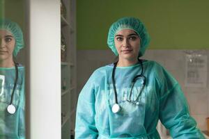 portret van de vrouw chirurg na een operatie Aan dier ziekenhuis kliniek chirurgie kamer foto