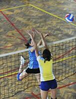 meisjes spelen volleybal indoor spel foto