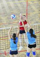 meisjes spelen volleybal indoor spel foto