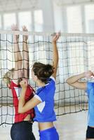 meisjes spelen volleybal indoor spel foto