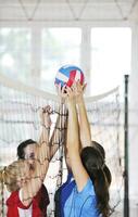 meisjes spelen volleybal indoor spel foto