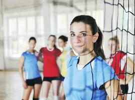 meisjes spelen volleybal indoor spel foto