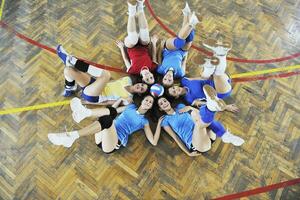 meisjes spelen volleybal indoor spel foto