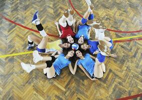 meisjes spelen volleybal indoor spel foto