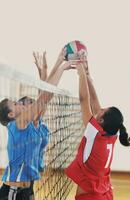 meisjes spelen volleybal indoor spel foto