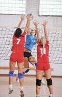 meisjes spelen volleybal indoor spel foto