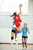 meisjes spelen volleybal indoor spel foto