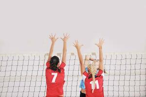 meisjes spelen volleybal indoor spel foto