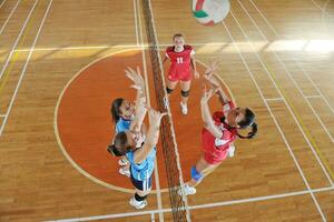 meisjes spelen volleybal indoor spel foto