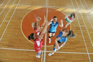 meisjes spelen volleybal indoor spel foto